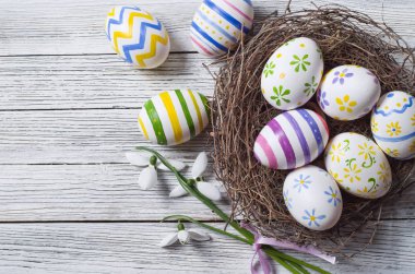 Ahşap arka planda paskalya yumurtaları