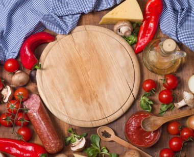 Pizza malzemeleri ve tepsi ahşap tahta üzerinde