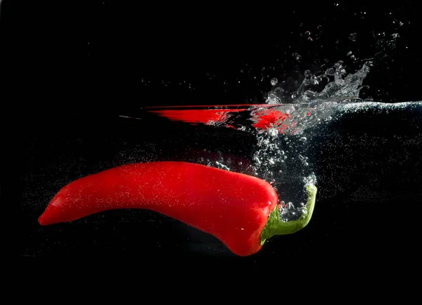 Éclaboussure Paprika Rouge Dans Eau Sur Fond Noir — Photo