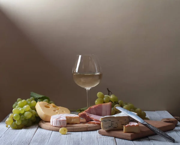 葡萄酒和桌上的新鲜奶酪 — 图库照片