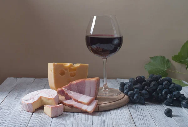 Wein Und Frischkäse Auf Dem Tisch — Stockfoto