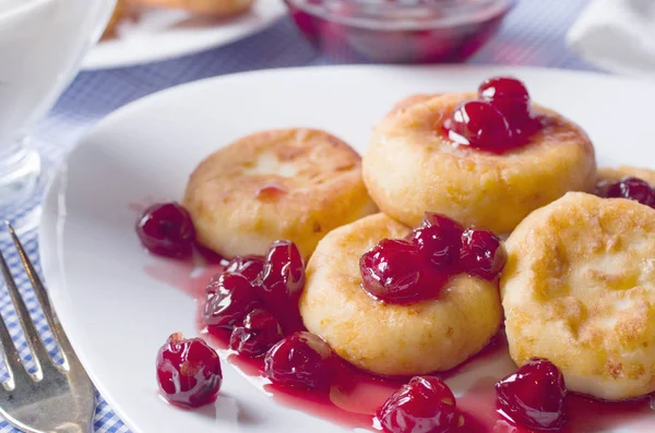 Kwark Pannenkoeken Met Cherry Jam Witte Keramische Plaat — Stockfoto