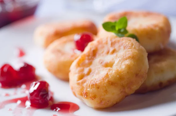 Panqueques Requesón Con Mermelada Cereza Plato Cerámica Blanca Enfoque Selectivo — Foto de Stock