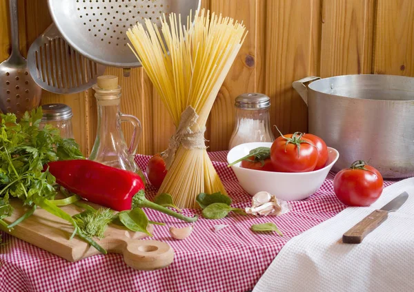 Pasta Pomodori Cipolla Olio Oliva Basilico Fondo Legno — Foto Stock