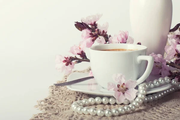 Tasse Kaffee Und Rosa Kirschblüten — Stockfoto