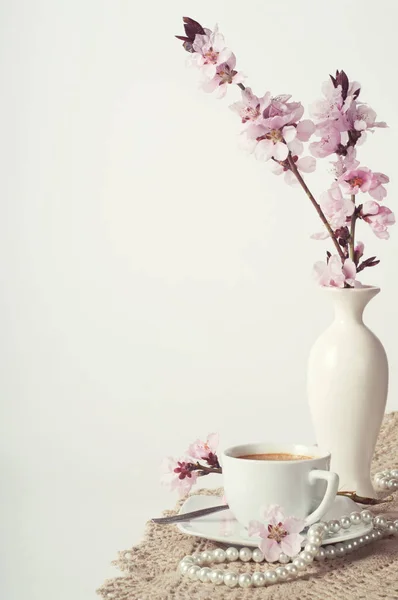 Φλιτζάνι Καφέ Και Ροζ Άνθη Κερασιάς — Φωτογραφία Αρχείου