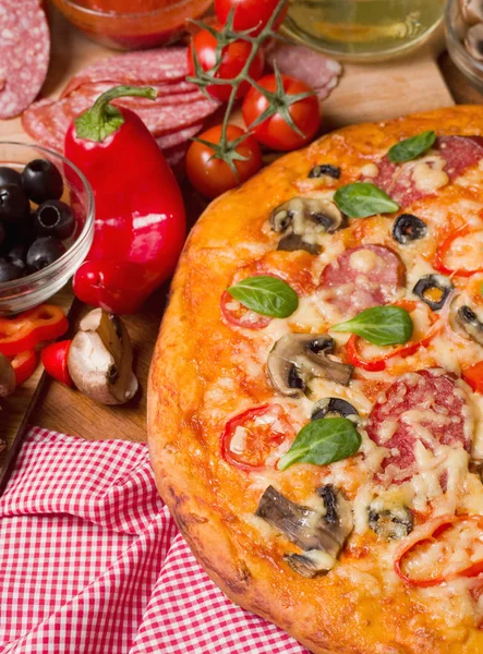 Deliziosa Pizza Servita Sul Tavolo Legno — Foto Stock