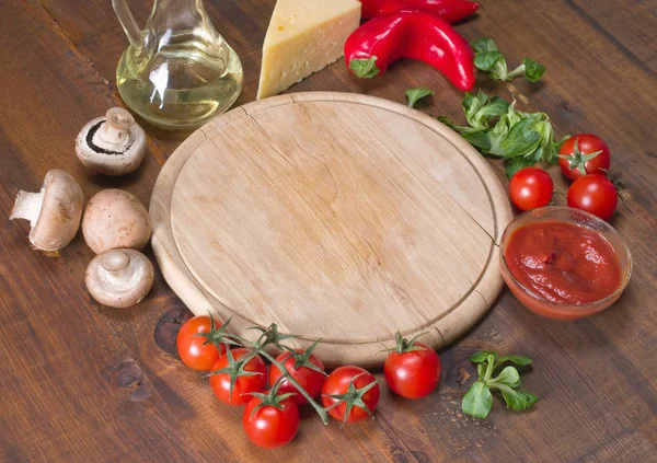 Pizza Zutaten Und Tablett Auf Holzbrett — Stockfoto