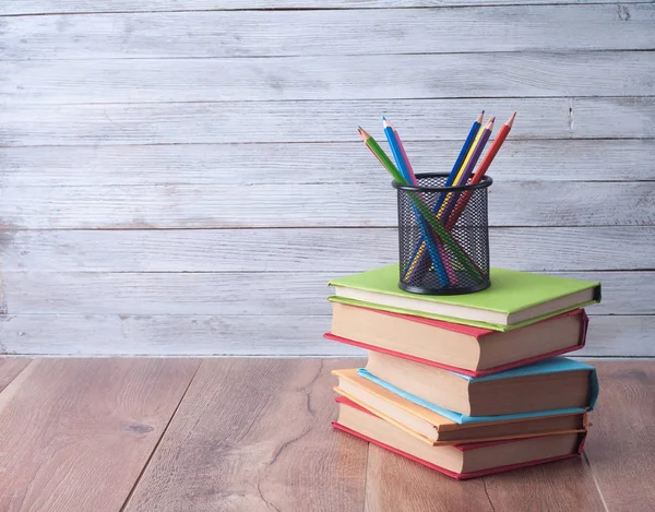 Boeken Schrijfgerei Een Houten Achtergrond Rechtenvrije Stockfoto's