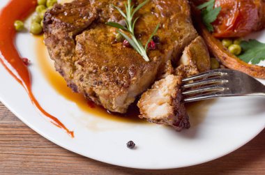 Pepercorns ve biberiye ile ızgara biftek closeup