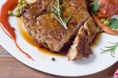 Beyaz bir tabak ızgara biftek