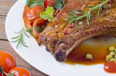 Pepercorns ve biberiye ile ızgara biftek closeup