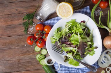 Taze salata domates ve salatalık. yeşil