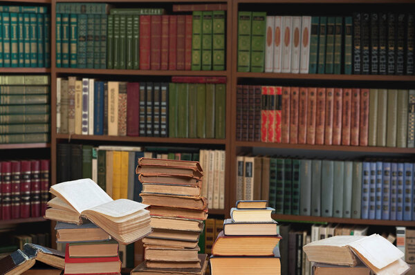 старые книги в библиотеке