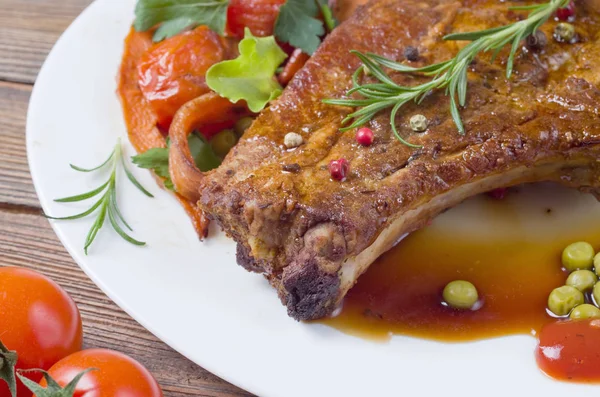 Pepercorns ve biberiye ile ızgara biftek closeup