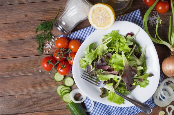 Taze salata domates ve salatalık. yeşil