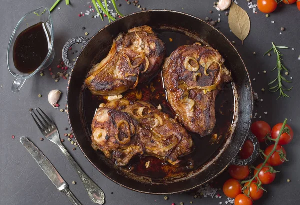 Zöldségekkel Serpenyőben Sült Steak — Stock Fotó