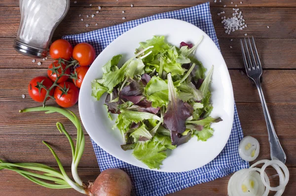 Salada Fresca Com Tomates — Fotografia de Stock
