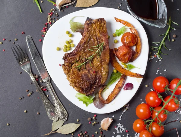 Pepercorns ve biberiye ile ızgara biftek closeup