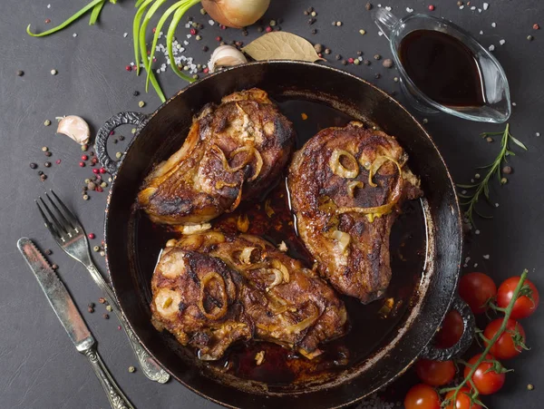 Bife Grelhado Com Legumes Uma Frigideira — Fotografia de Stock