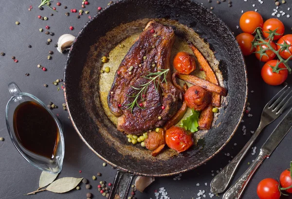 Zöldségekkel Serpenyőben Sült Steak — Stock Fotó