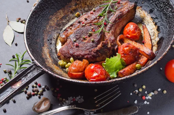 Zöldségekkel Serpenyőben Sült Steak — Stock Fotó