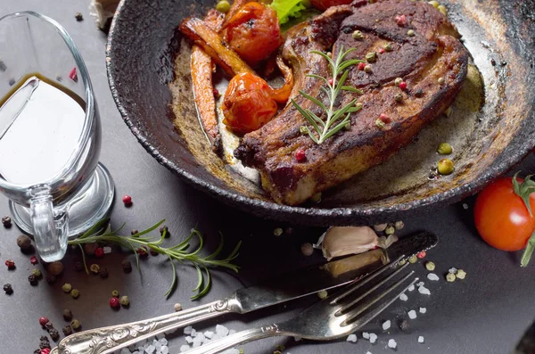 bir tava üzerinde sebzeli ızgara biftek