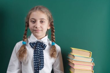 okul yönetimi arka plan üzerine bir kitap ile kız öğrenci