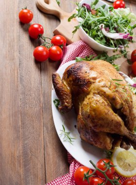 Izgara tavuk ve çeşitli sebzeler 