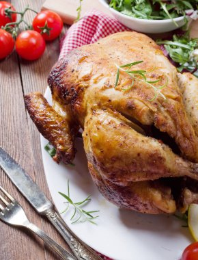 Izgara tavuk ve çeşitli sebzeler