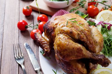 Izgara tavuk ve çeşitli sebzeler 