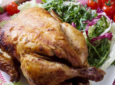 Izgara tavuk ve çeşitli sebzeler 