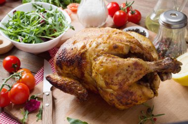 Izgara tavuk ve çeşitli sebzeler 