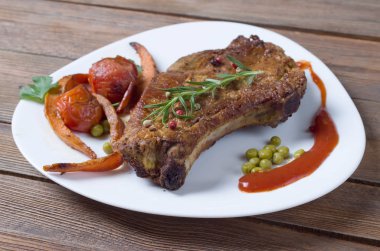 Pepercorns ve biberiye ile ızgara biftek closeup