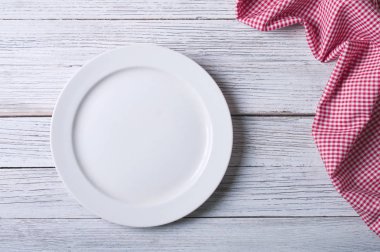 boş plaka üzerinde ahşap masa masa örtüsü