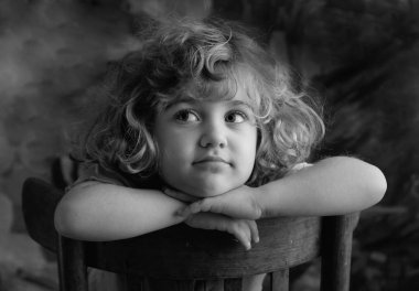 Gülümseyen kız. B&W.