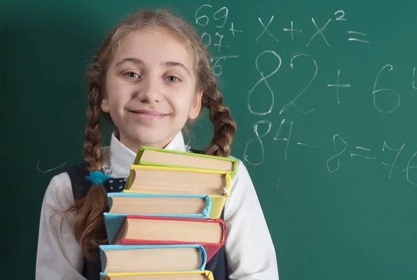 Schoolgirl Met Een Boek Achtergrond Van Het Schoolbestuur — Stockfoto