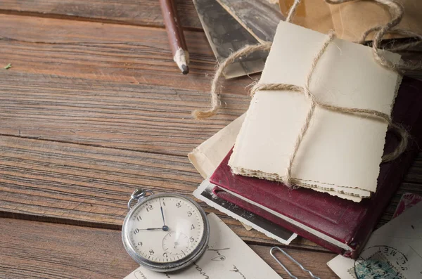 Vecchie Foto Lettere Sul Tavolo Legno — Foto Stock