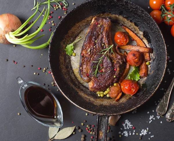 Zöldségekkel Serpenyőben Sült Steak — Stock Fotó