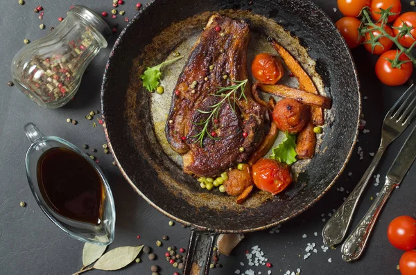 Zöldségekkel Serpenyőben Sült Steak — Stock Fotó