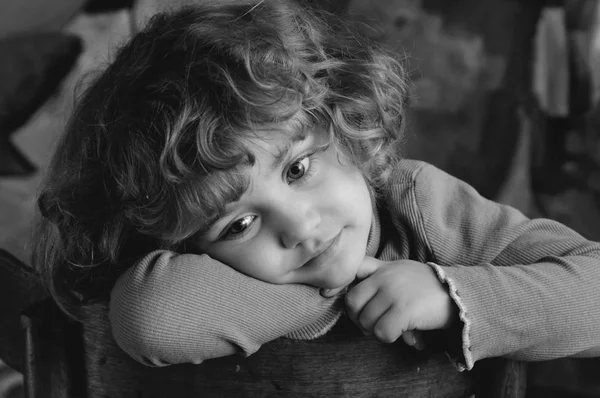 Rêver Belle Petite Fille Portrait Monochrome — Photo