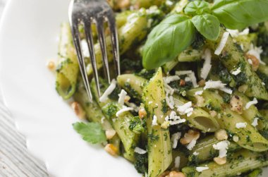 Makarna portre. Pesto soslu penne makarna