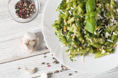 Makarna portre. Pesto soslu penne makarna