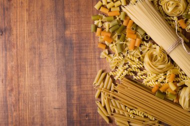 ahşap arka plan doku pişmemiş makarna