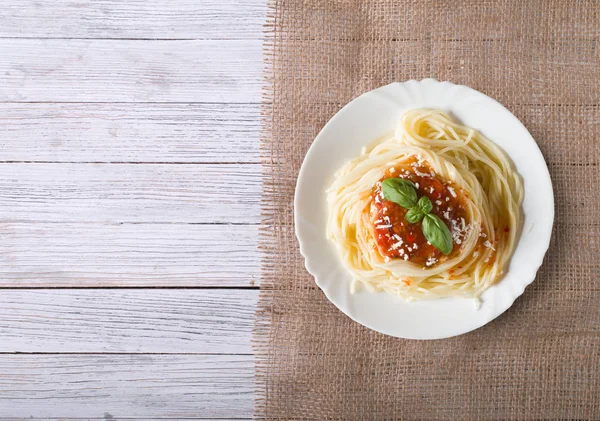 Spaghetti Sosem Pomidorowym Białym Tle Drewniane — Zdjęcie stockowe