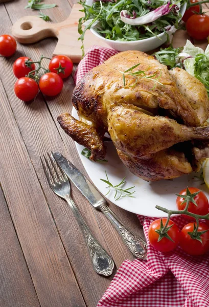 Gegrilltes Hühnchen Und Verschiedene Gemüsesorten — Stockfoto