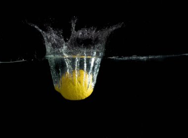 suyun içinde limon siyah arka plan üzerine dilimlenmiş