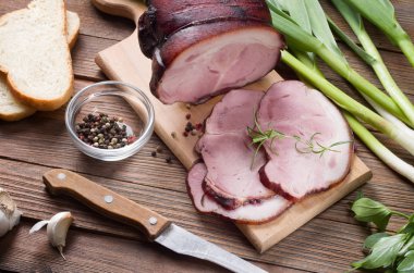  Ahşap arka plan üzerinde jambon füme