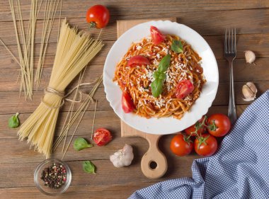 Makarna ve malzemeler ahşap arka plan doku ile plaka