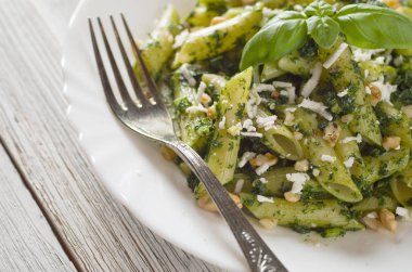 Makarna portre. Pesto soslu penne makarna
